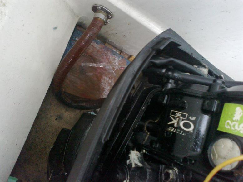 [Immagine: 201212810356_scarico acqua motore.jpg]